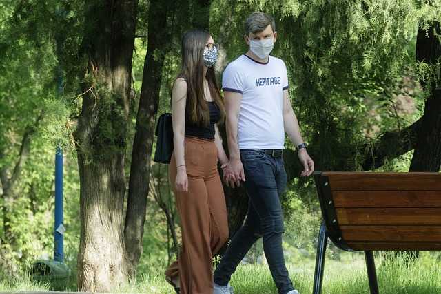 mladý pár s rouškami na obličeji