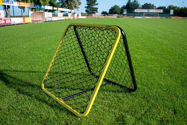rebounder-bouncer-voetbal-op-voetbalveld